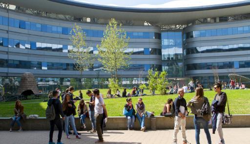 Ragazzi e ragazze davanti al Campus Luigi Einaudi