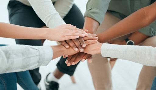 mani e braccia di etnie diverse unite tra loro