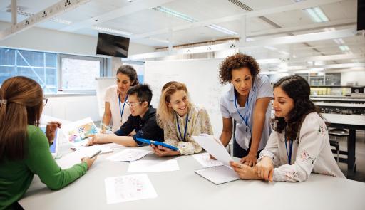 Team di persone sedute a un tavolo in laboratorio