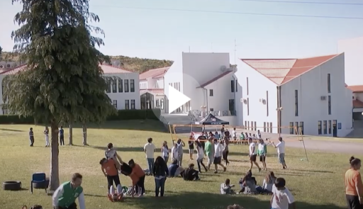 studenti all'esterno di un campus universitario