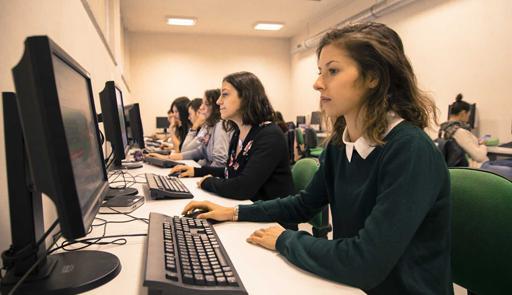Studentesse che lavorano al pc