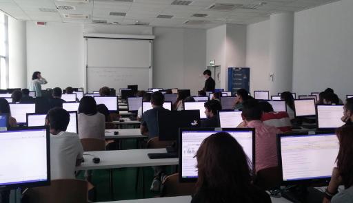 studenti a lezione in un'aula informatica