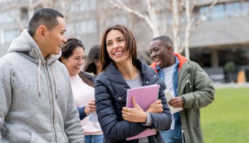 Gruppo di ragazze e ragazzi che parlano per strada