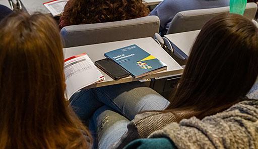 Due studentesse riprese di spallea lezione