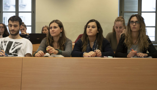 Ragazze e ragazzi seduti in aula a lezione