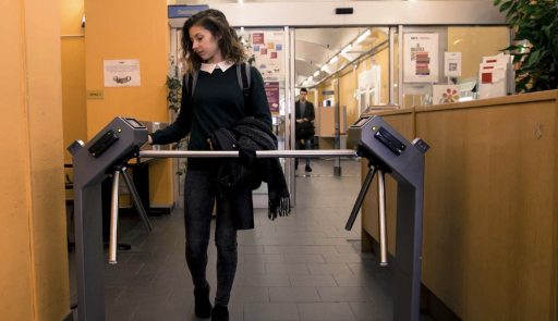 Studentessa che inserisce la sua tessera di riconoscimento in un tornello