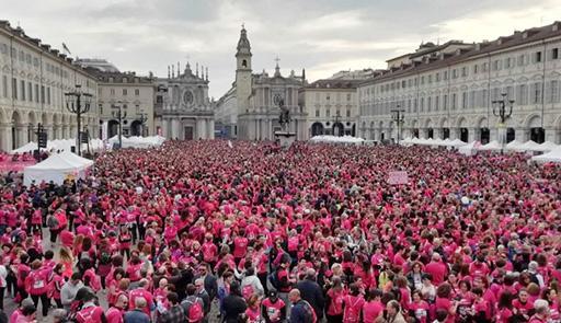 Veduta dall'alto delle persone presenti in piazza San Carlo in occasione di Just The woman I am