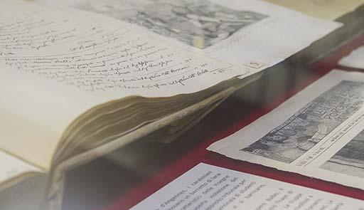 Teca con manoscritti dell'Archivio Storico dell'Ateneo