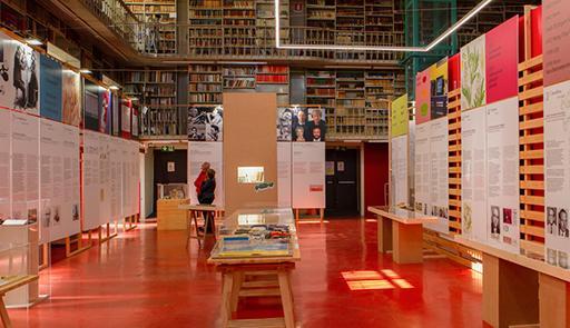 Visitatori a una mostra presso la biblioteca Arturo Graf