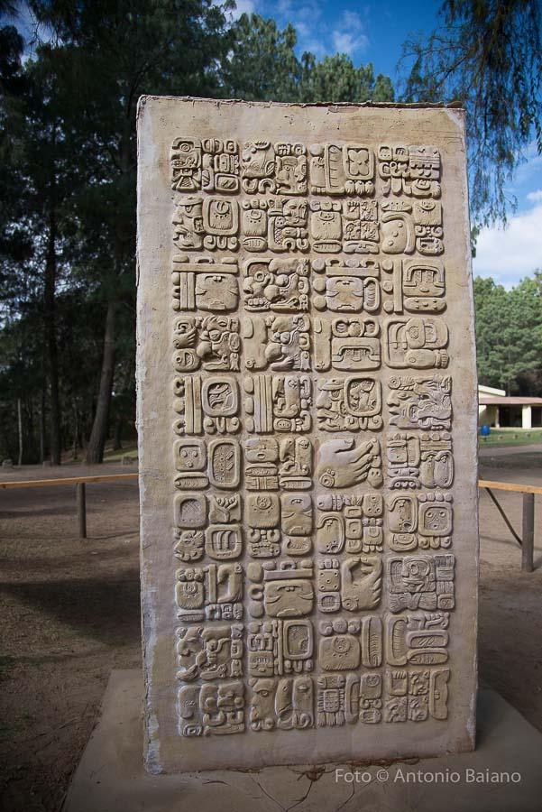 Guatemala - Iximche, Parco archeologico: stele Maya