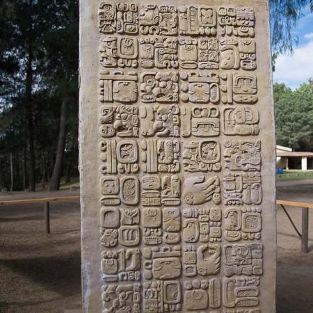 Guatemala - Iximche, Parco archeologico: stele Maya