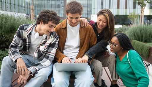 ragazze e ragazzi che guardano un computer