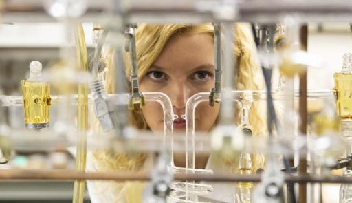 immagine di una ragazza in laboratorio