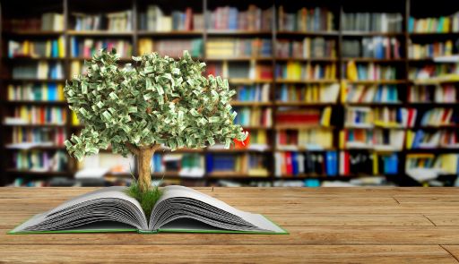 Immagine di un libro aperto con un albero che spunta dalle pagine. Sullo sfondo, immagine di una libreria da parete
