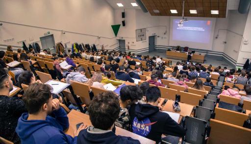 Studenti e studentesse a lezione in aula