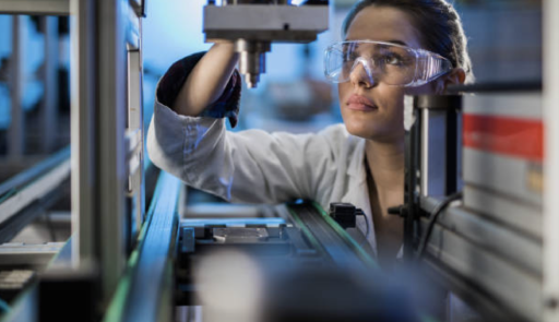 ricercatrice al lavoro in laboratorio