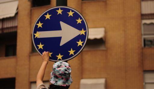cartello stradale blu con le stelle dell'Unione Europea