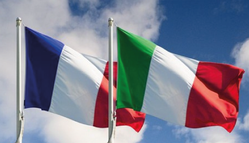 Bandiera francese e italiana con il cielo sullo sfondo