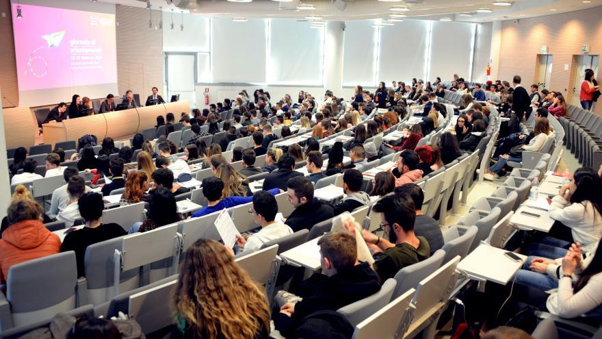 Gruppo di studentesse e studenti in aula a lezione