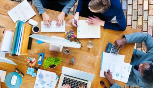 persone che lavorano a un tavolo viste dall'alto
