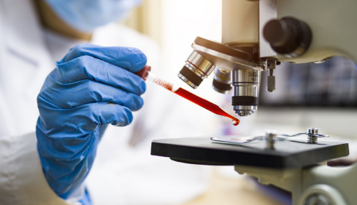 provetta al microscopio