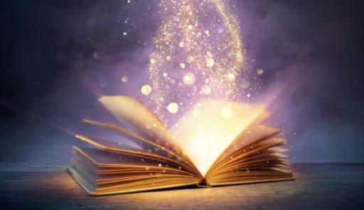 libro aperto a metà da cui escono dei bagliori che evocano la magia