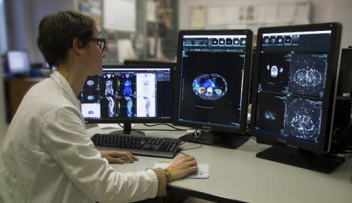 Dottoressa consulta degli esami clinici al pc