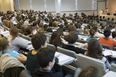 immagine di studenti a lezione, visti di spalle