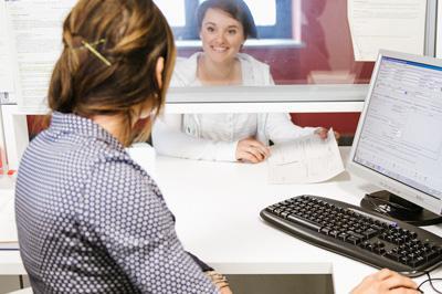 Due donne si parlano a uno sportello