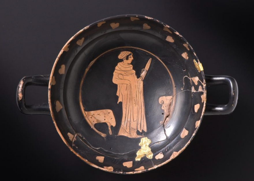 Ancient biomolecules and wine
