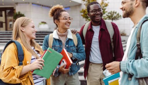  studenti che parlano tra loro