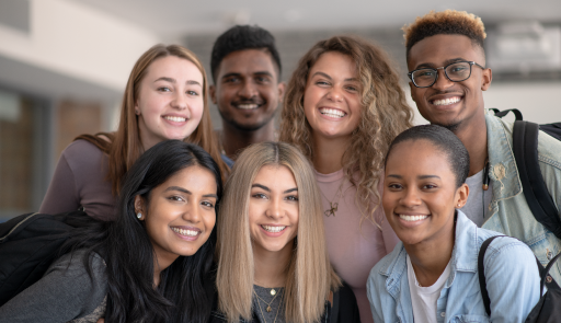 Ragazze e ragazzi in posa, sorridenti