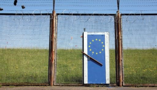 immagine decorativa - porta che si affaccia su un prato