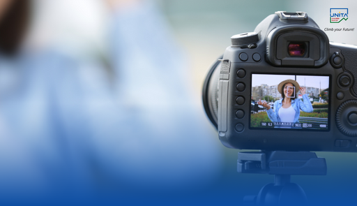 macchina fotografica che inquadra una ragazza