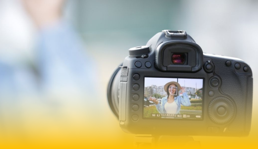 obiettivo di una macchina fotografica che inquadra una ragazza