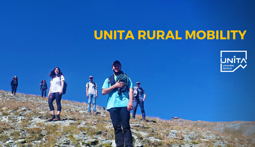 Ragazzi e ragazzi in posa su una strada di montagna