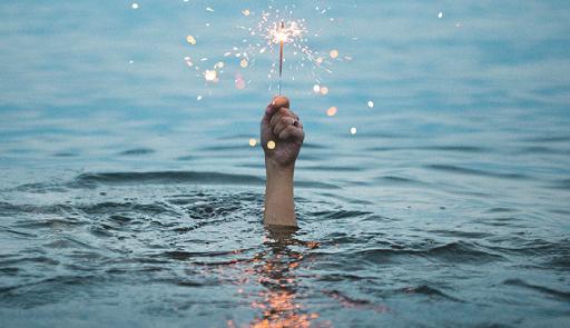 immagine di un braccio che esce dall'acqua