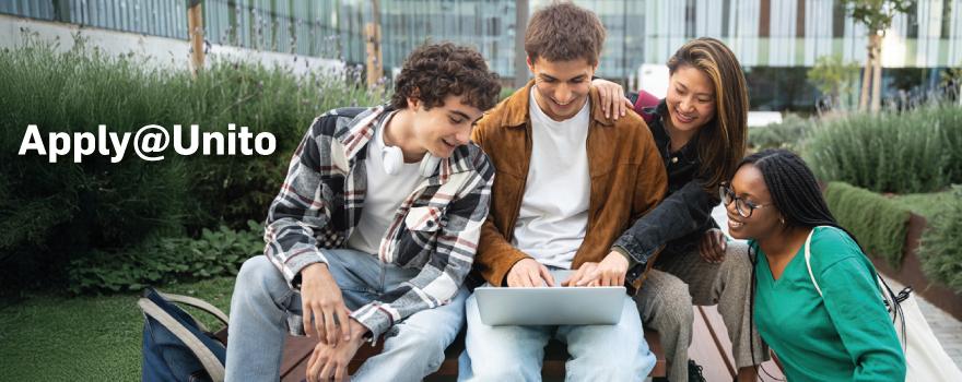 ragazze e ragazzi che guardano un computer