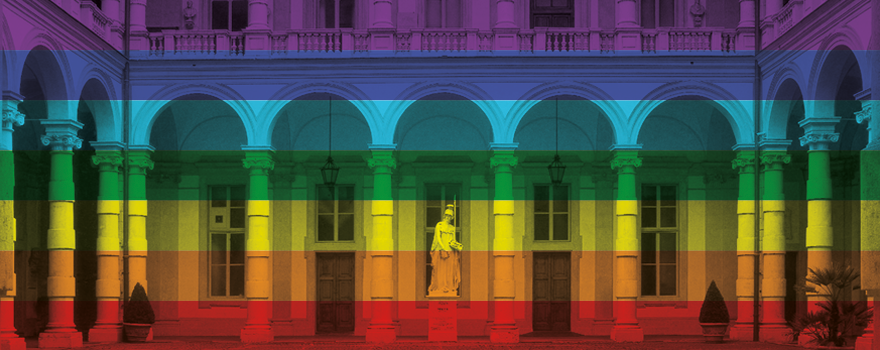 bandiera multicolore della pace, sullo sfondo il Rettorato