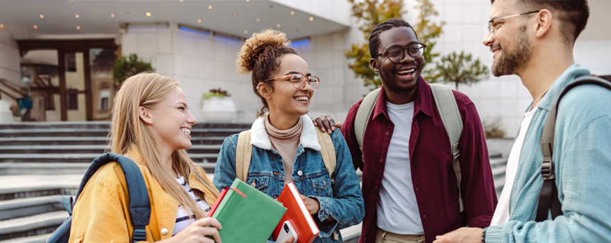gruppo di studenti che chiacchiera in gruppo