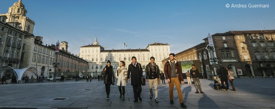 Gruppo di studenti internazionali in piazza Castello